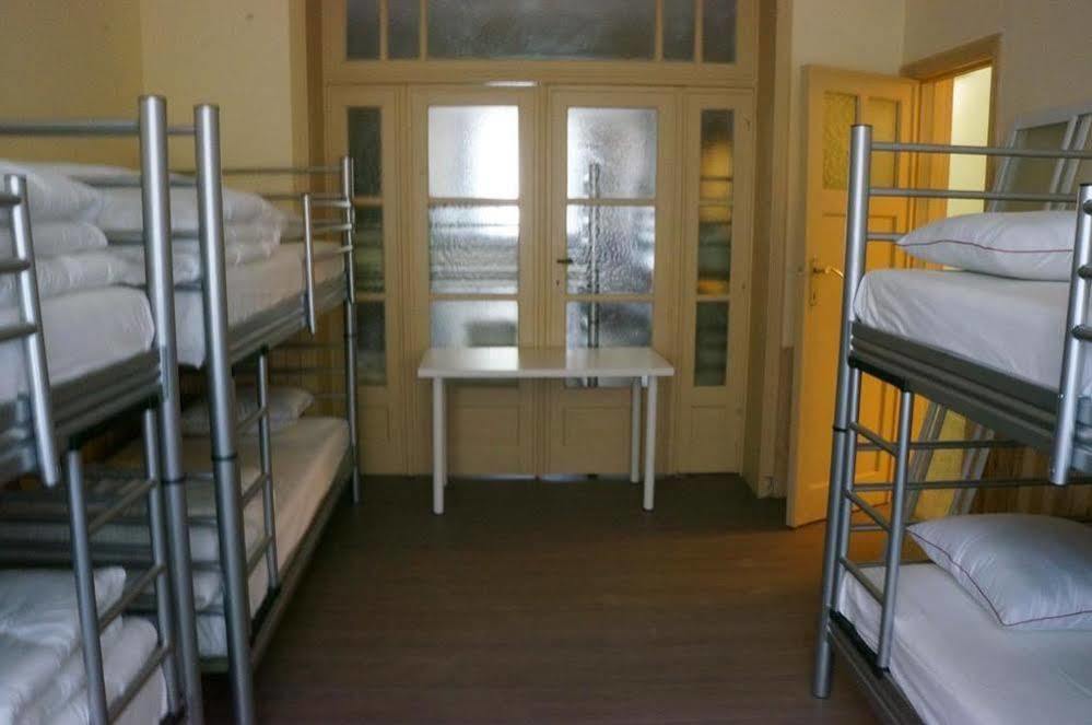 Es Hostel Saint-Gilles Bagian luar foto
